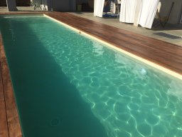 piscina a forma libera con pvc color sabbia